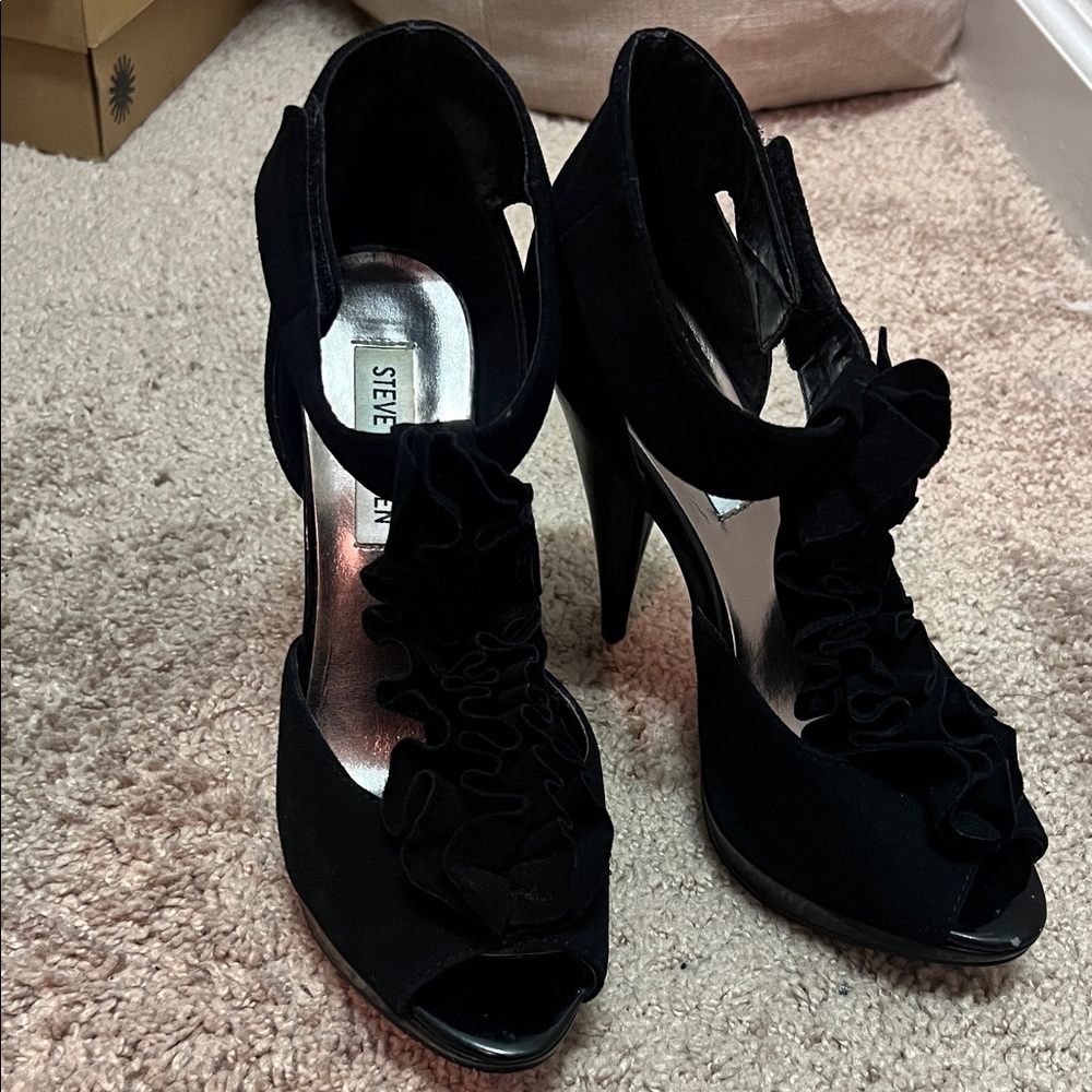 Steve Madden Black Ruffle Peep-Toe Heels